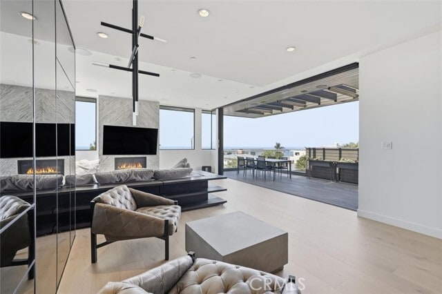 Building Photo - 300 25th St