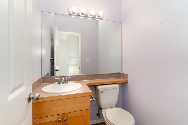 Building Photo - Available Now – Spacious 3-Bedroom Townhom...