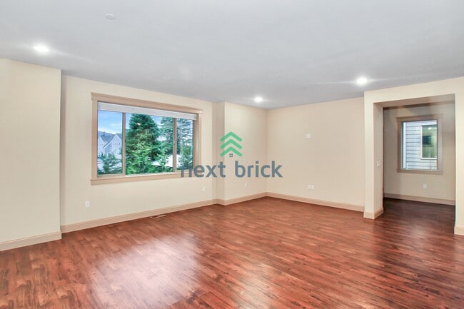 Building Photo - 4 BED & 2.5 BATH TOWNHOUSE FOR RENT