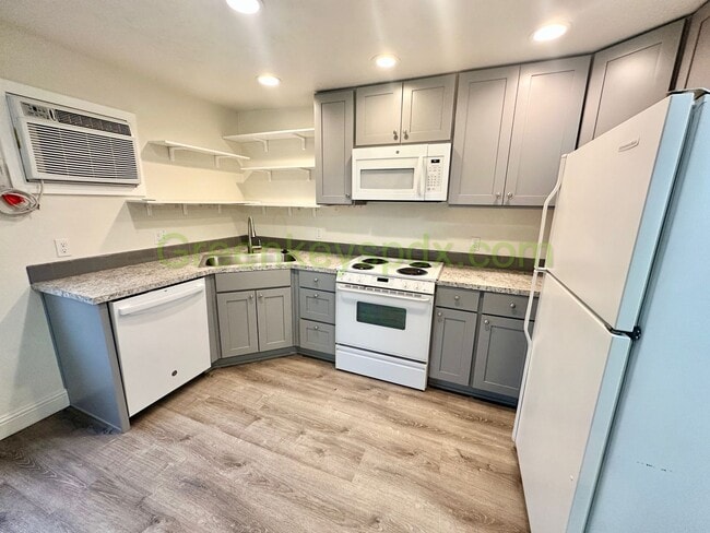 Building Photo - SE Ankeny Duplex