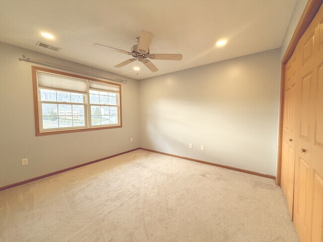 Building Photo - 513 Leah Dr