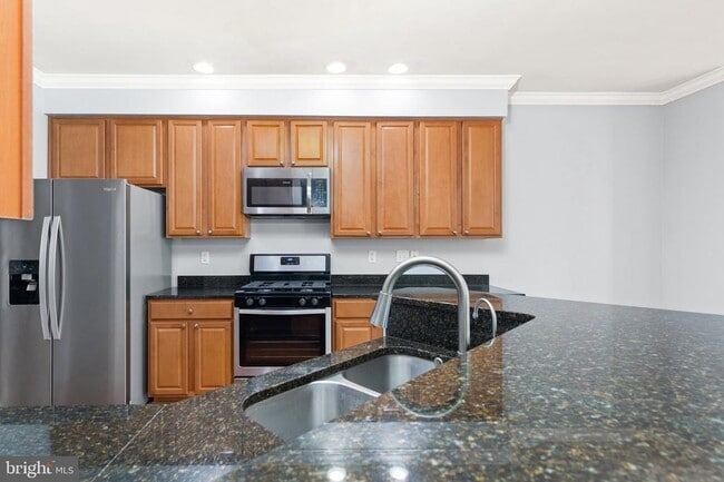 Building Photo - 2900 Lomond Pl