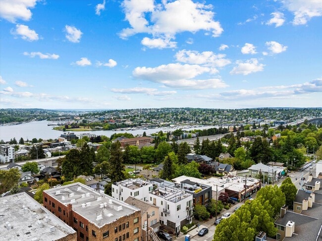 Building Photo - Bright & Charming 2bed/2bath Townhome in P...