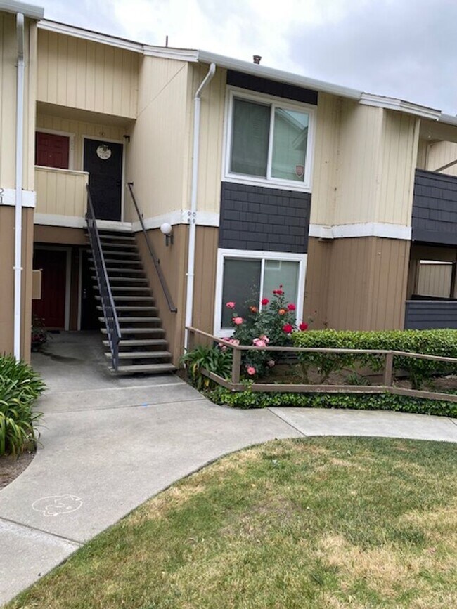 Building Photo - Recently remodeled spacious townhome with ...