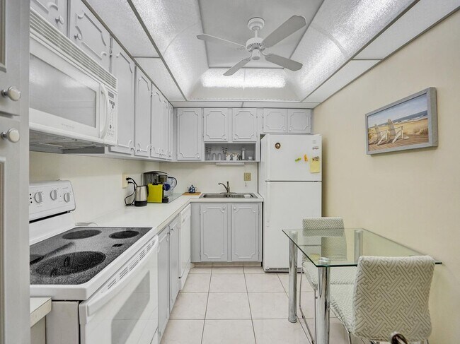 Building Photo - 3113 S Ocean Dr