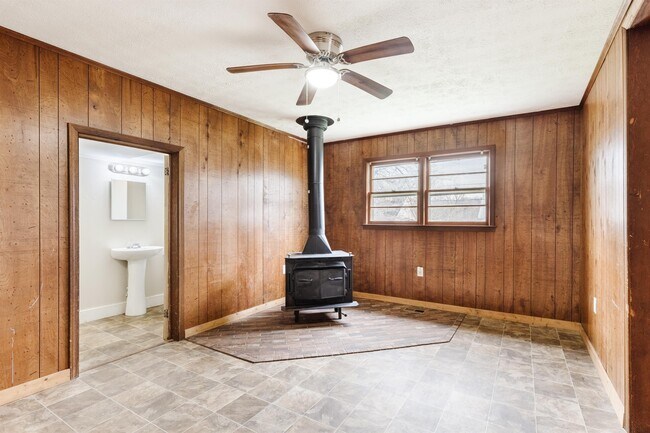 Building Photo - 22 E 7th St