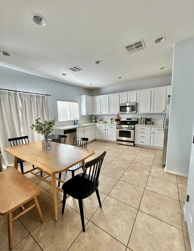Building Photo - Beautiful 2 story home in Mountain’s Edge