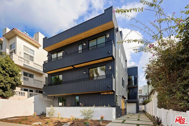 Building Photo - 3561 1/2 Beethoven St