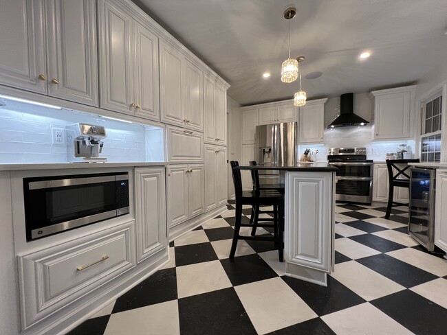 Building Photo - 989 Colonial Dr