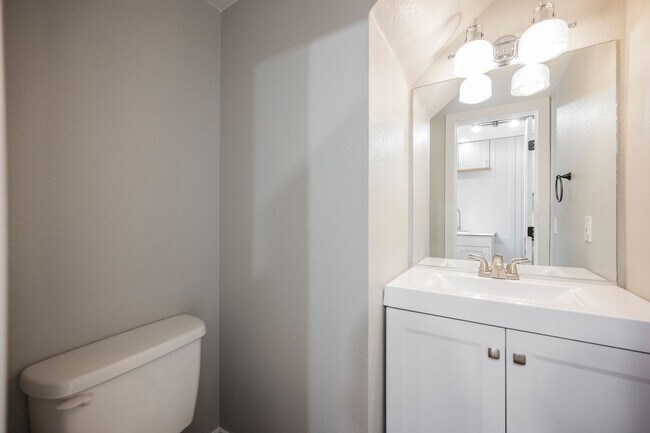 Building Photo - Fully Remodeled 3-Bedroom Townhome