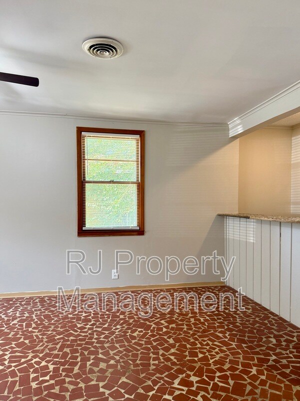 Building Photo - 1834 St Elmo Ave