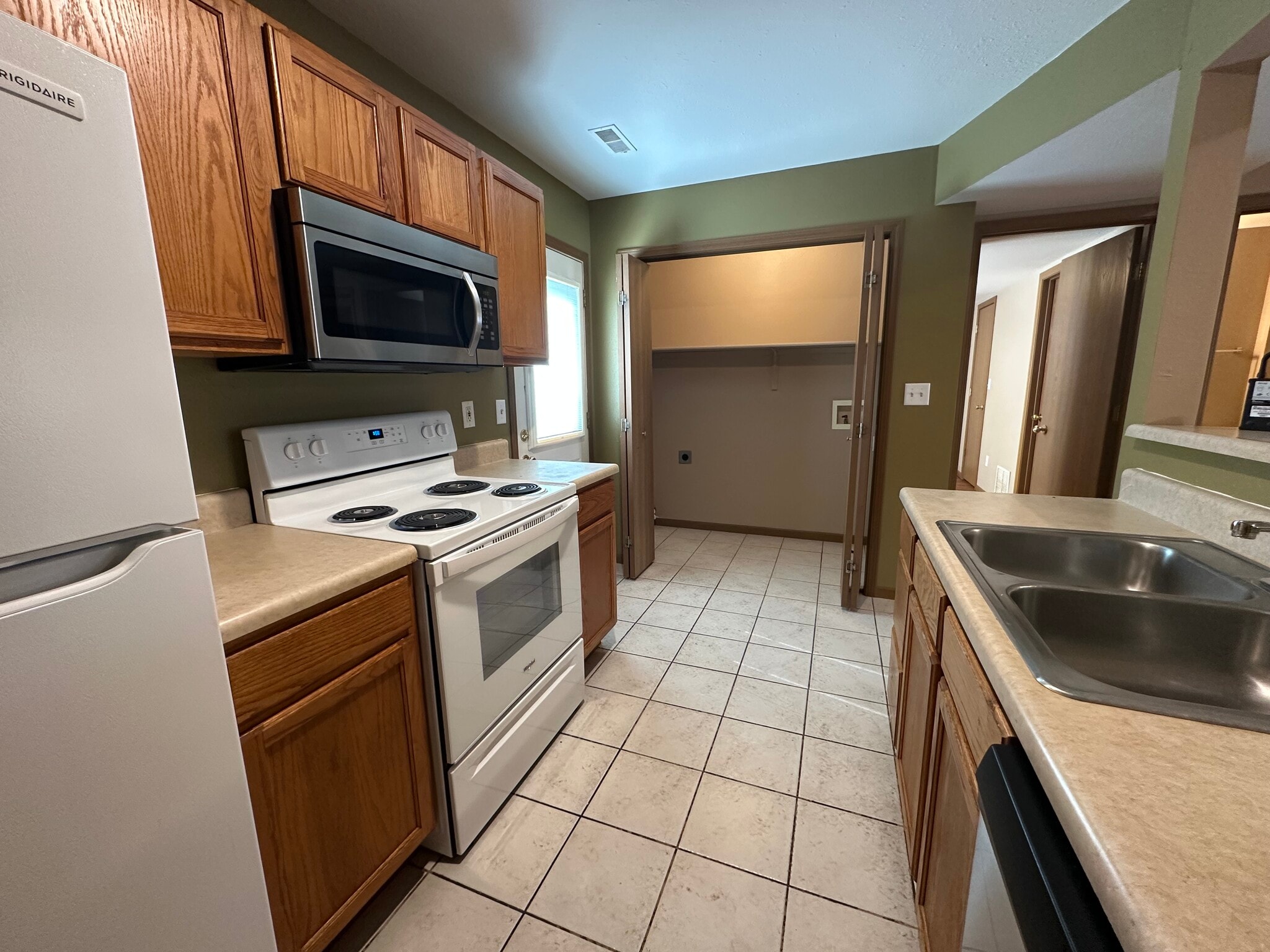 Kitchen - Main Lvl - 3504 Zinnia Dr