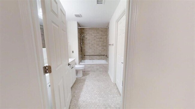 Building Photo - 300 Johnson Ferry Rd