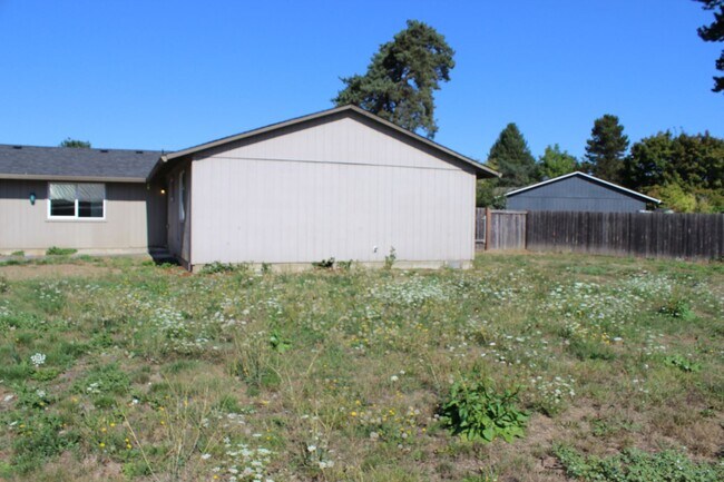 Building Photo - 252 NE Palomar Ct