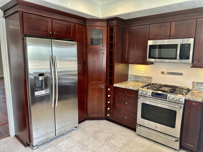 Building Photo - Large 5 Bedroom Single Family Home Near Da...