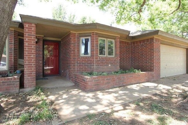 Building Photo - West Lubbock / Convenient to shopping / En...