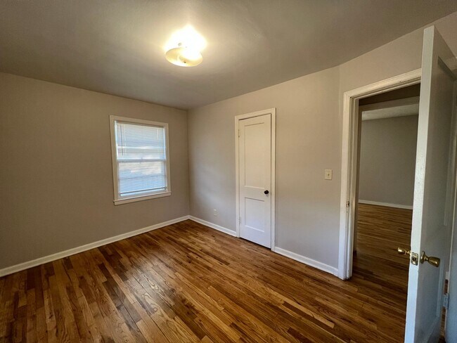 Building Photo - COMING SOON!! Midtown 3Bed 2Bath 1 Car Garage $1,800