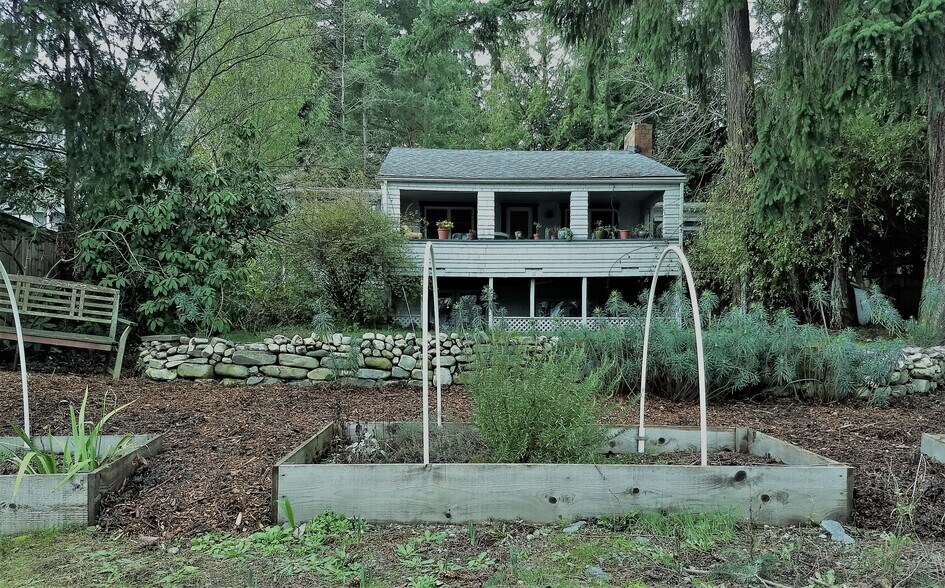 Front yard - 9727 Lake Shore Blvd NE