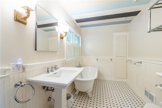 Building Photo - 1519 S Lake Rd