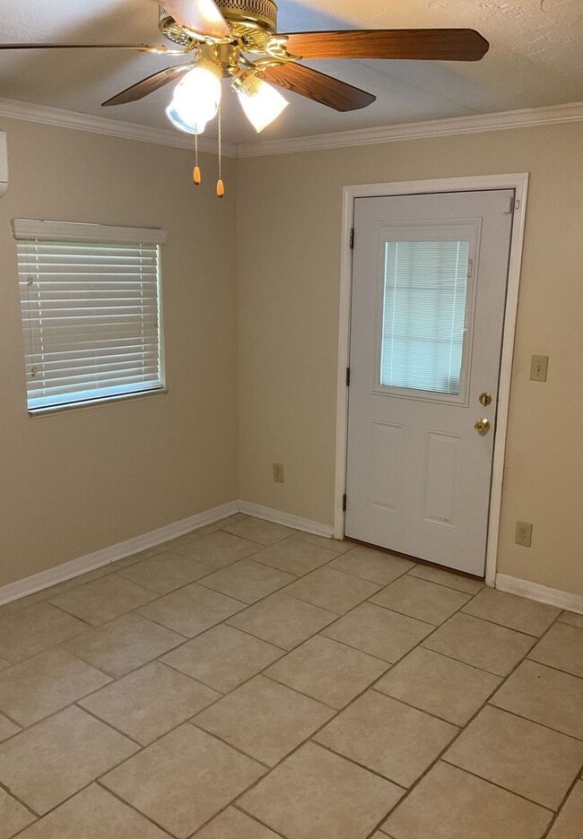 Building Photo - Beautiful Remodeled Home In Floral Park Neighborhood