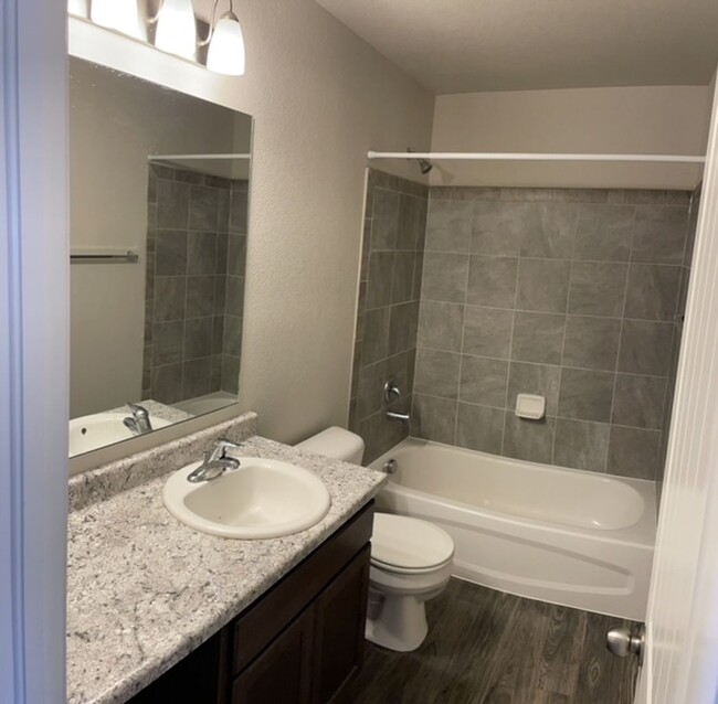 Building Photo - Beautiful 3BD/2.5BA Townhome in The Vistas...