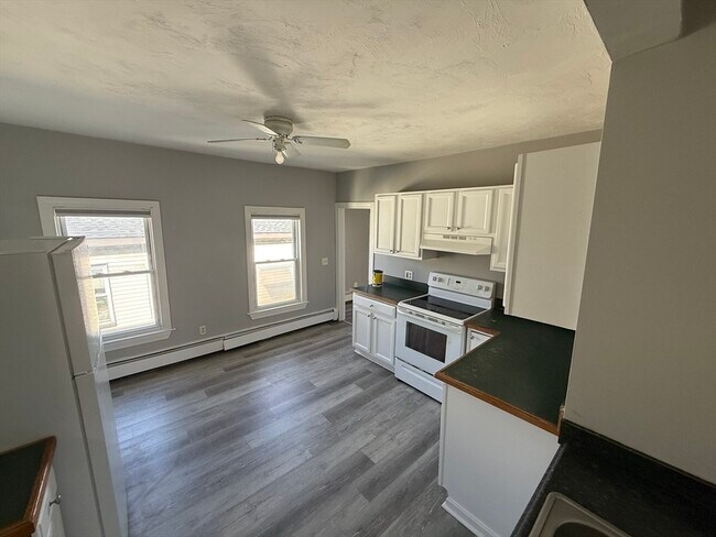 Building Photo - 142 Belmont St