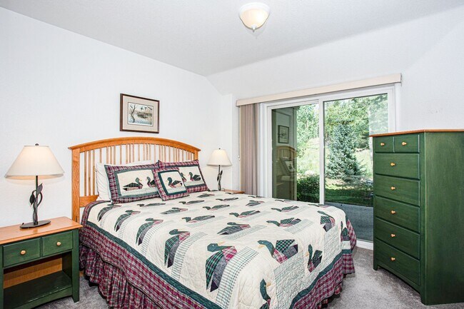 Building Photo - Convenient Location! Lots of Space and Lig...