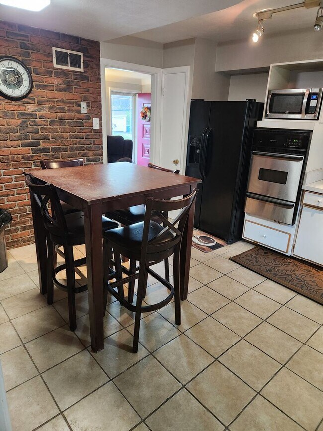 Building Photo - 1 Private Bedroom 1 Shared Bathroom