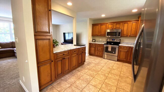 Building Photo - Gorgeous 3 Bedroom, 2 Bathroom Split Level...