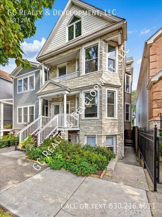 ***ONE FREE MONTH OF RENT / ROSCOE VILLAGE... 3327 N Claremont Ave