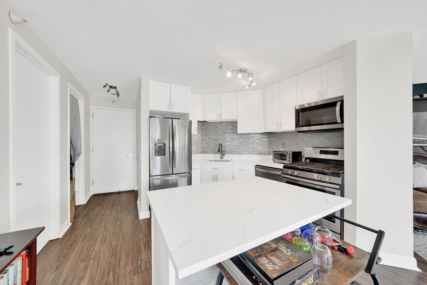 Building Photo - 545 N Dearborn St