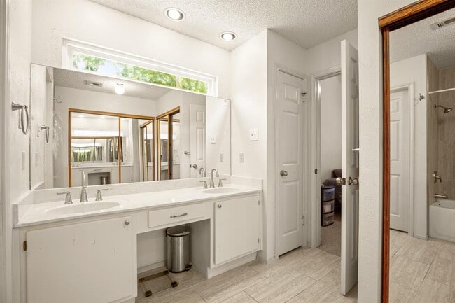 Building Photo - 2810 Goldbridge Dr