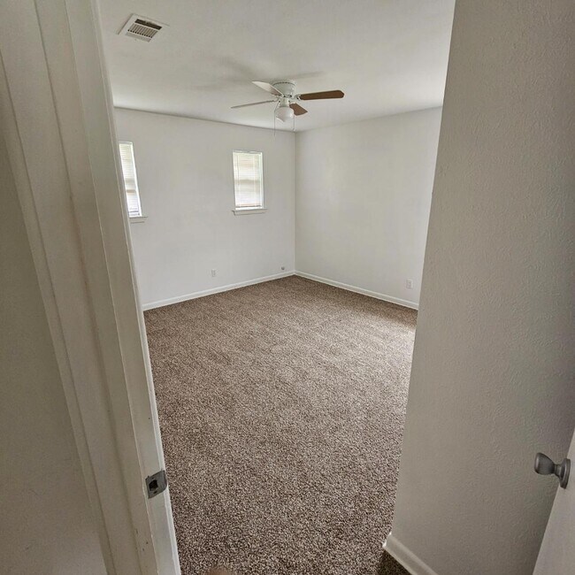 Building Photo - 4006 Hooper Dr