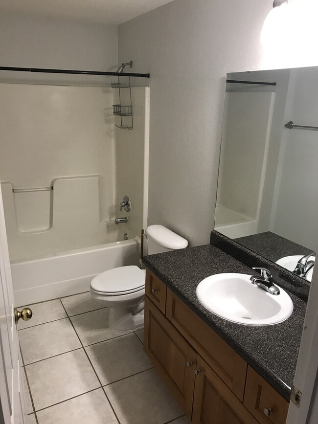 Building Photo - Gorgeous 3/3 Townhome!