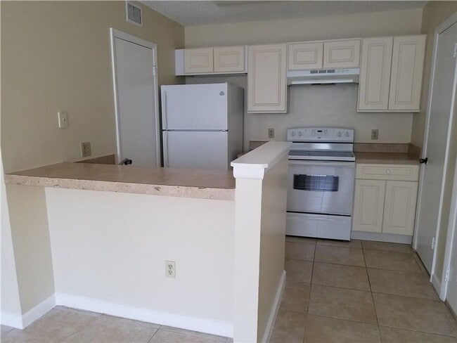 Building Photo - Lovely 1 Bedroom 1 Bath with GREAT AMENITIES!