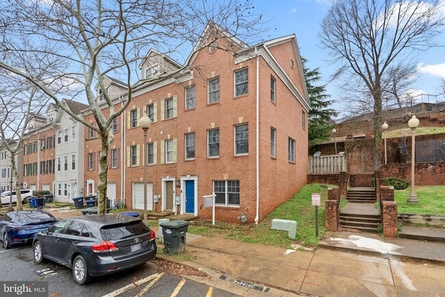 Building Photo - 842 Hr Dr SE