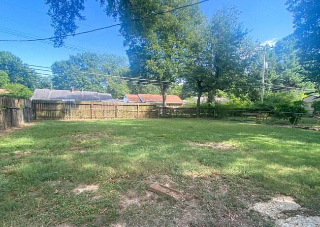 Building Photo - 3 bed, 1 bath in Colonial Acres / East Mem...