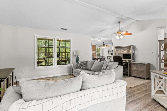 Building Photo - Charming 3-Bedroom Retreat with 2 Full Bat...