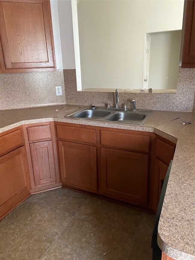 Building Photo - 1930 Shady Oaks Ct