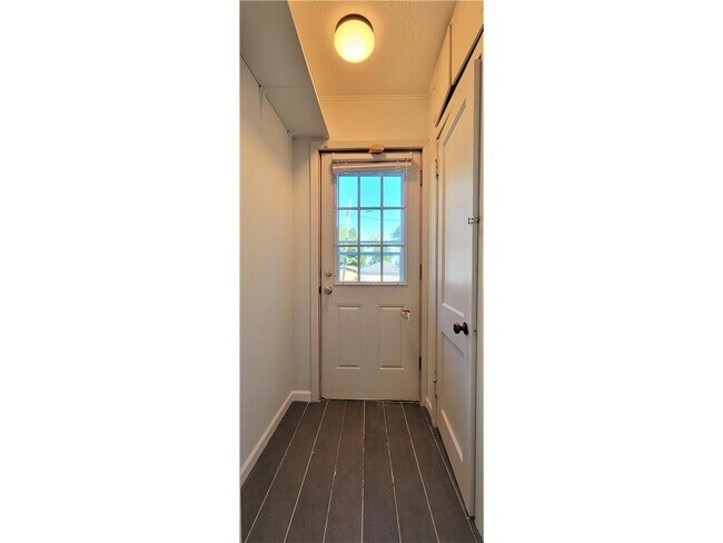 Building Photo - 2335 Hemlock Ln N