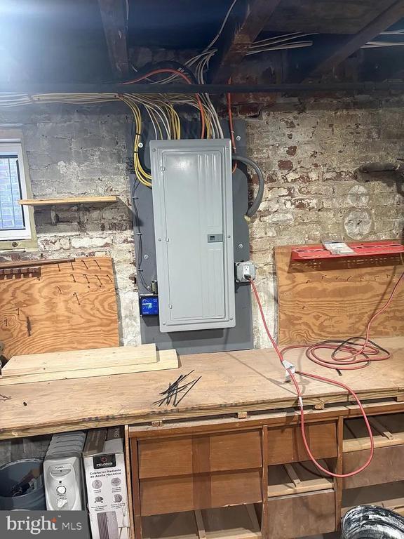 Building Photo - 4462 E Thompson St