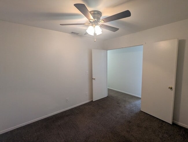 Building Photo - Single Story Home 4 bedroom + Enclosed pat...