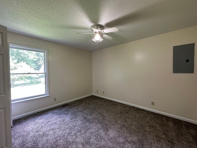 Building Photo - 3 Bedroom Pet Friendly Home for Rent!