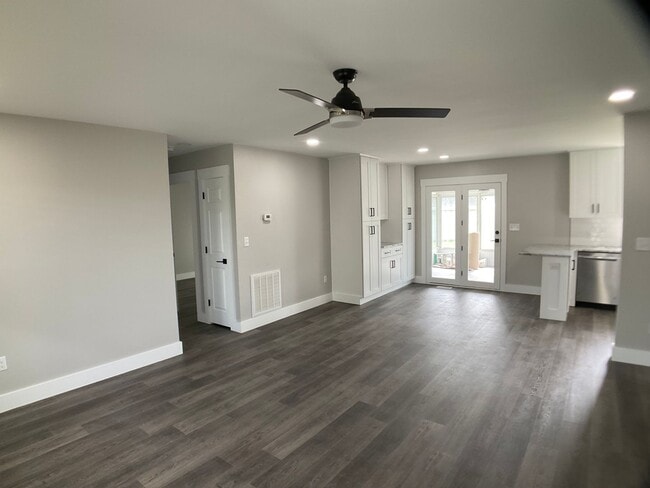 Building Photo - Gorgeous, Fully Renovated, 1 Level Living!