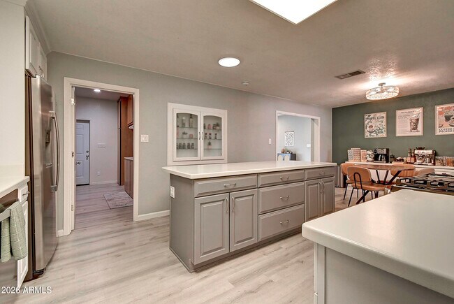 Building Photo - 1027 W 19th St