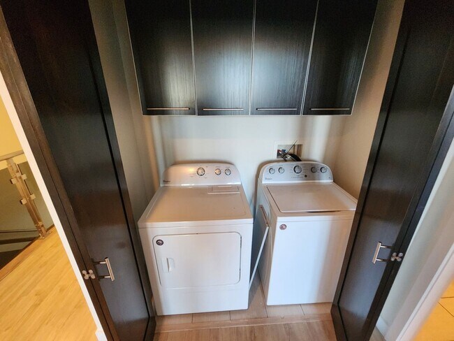 Building Photo - Exceptional Two Level 3 bedroom Condo in u...