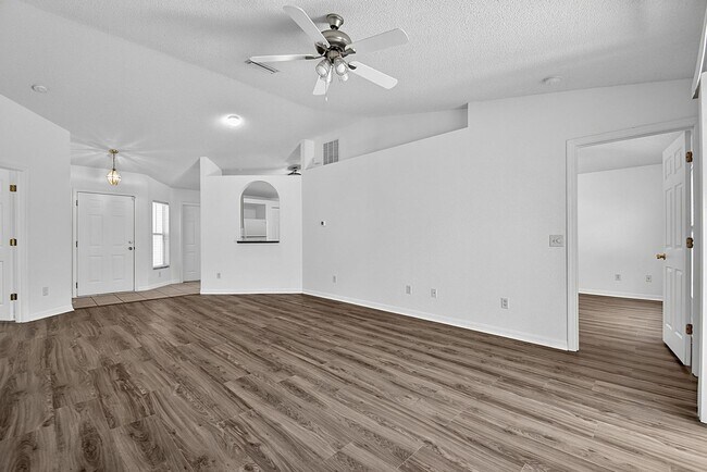 Building Photo - 15 Renmont Ct