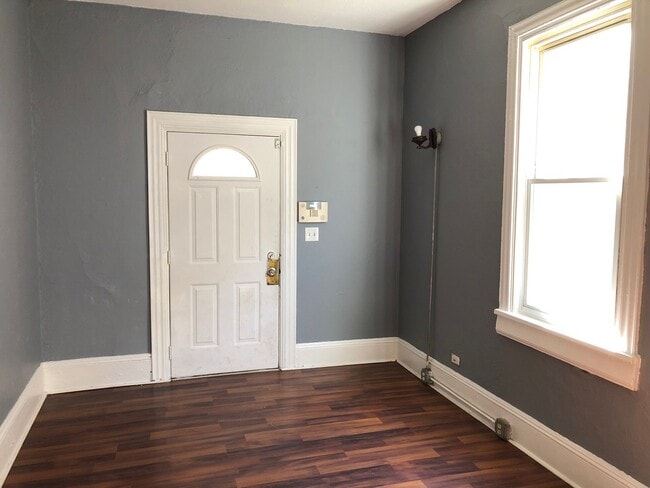 Building Photo - 5 BED 2 BATH SINGLE FAMILY HOME IN DETROIT-SHOREWAY NEIGHBORHOOD!