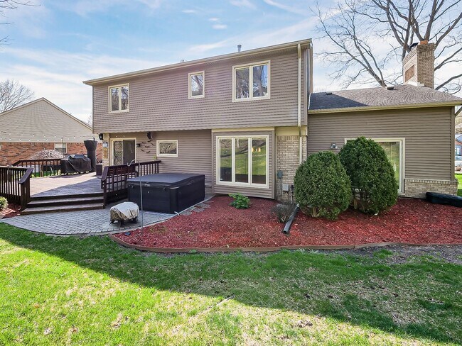 Building Photo - Welcome to this spacious single-family hom...