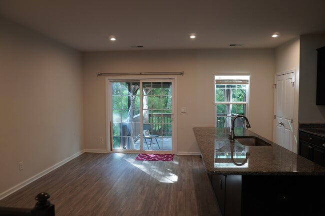 Building Photo - 417 Cross Country Way